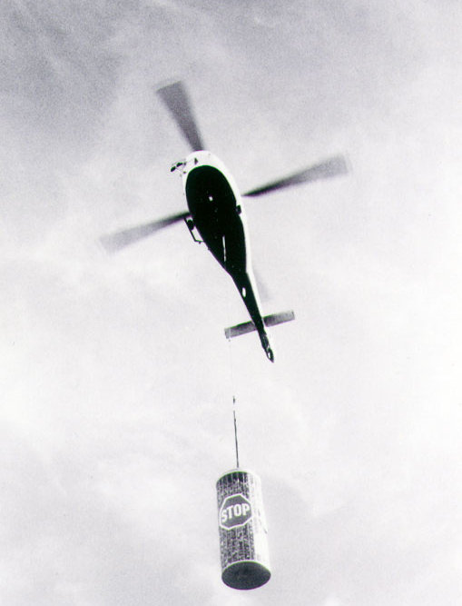 PR-Aktion für die Dosenfreie Zone im Allgäu mit Sternwanderung und einer Riesendose am Hubschrauber gefüllt mit Abfalldosen
